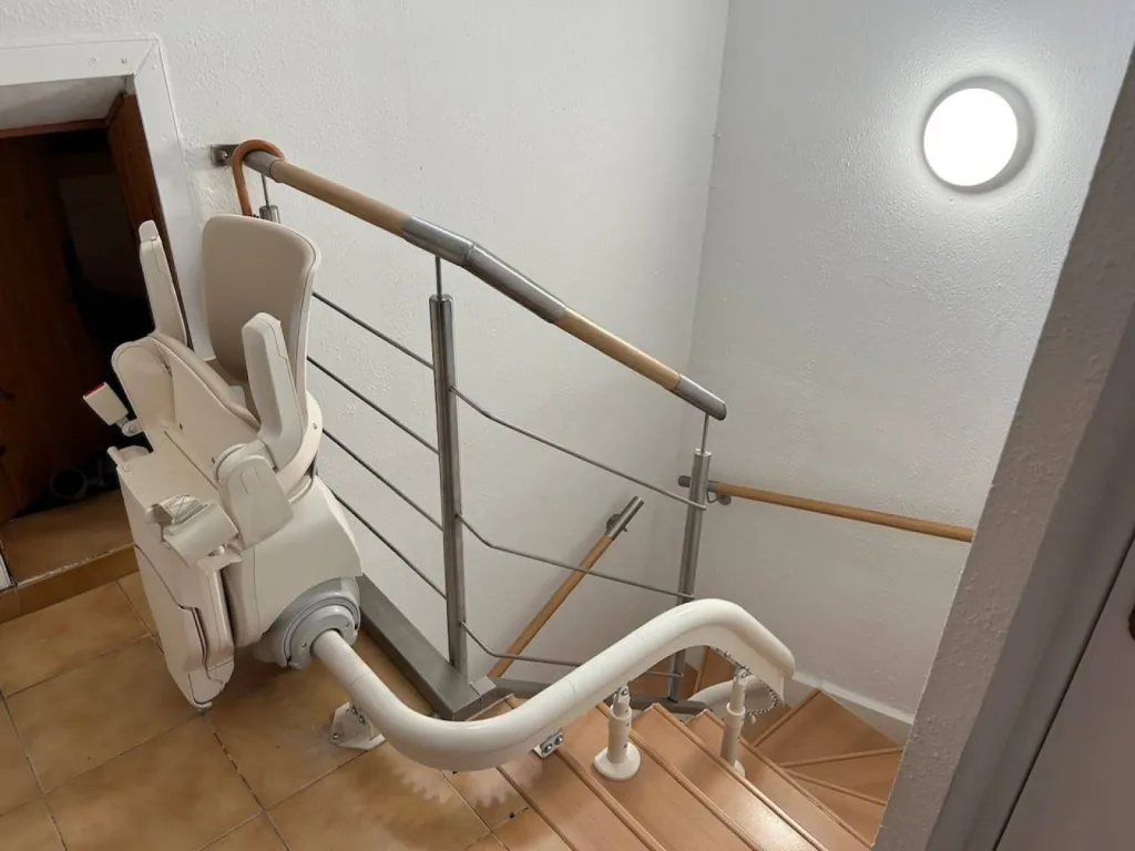 Une fois replié, le fauteuil monte escalier OTOLIDT Smart est si discret que l'on purrait l'oublier que l'on soit de Marseille ou d'ailleurs