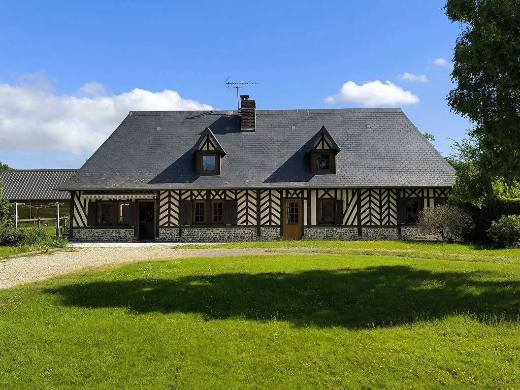 A VENDRE - EXCLUSIVITE, EPAIGNES (27260), CENTRE BOURG, MAISON NORMANDE, 3 CHAMBRES ET TERRAIN DE 2500 M² AVEC DOUBLE GARAGE.