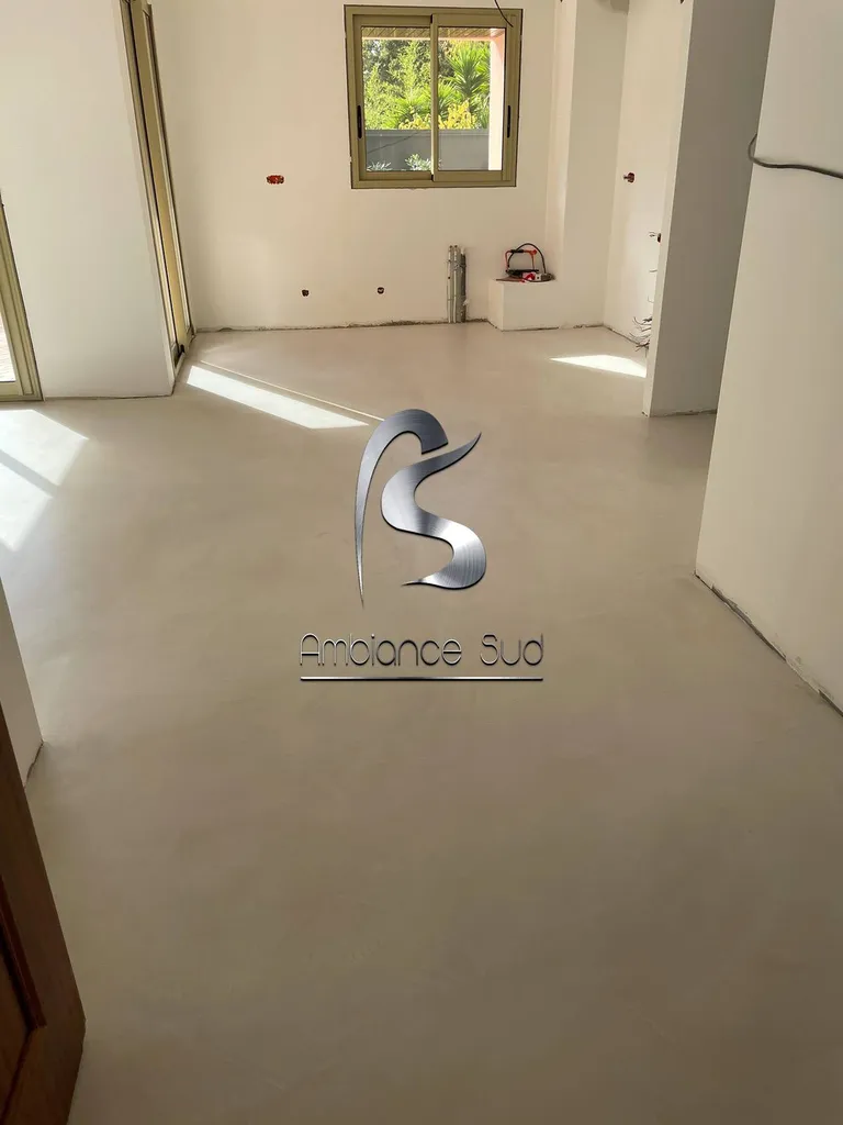 Rénover le sol d’un appartement ancien avec un revêtement en béton ciré taloché à Antibes à côté de Cannes