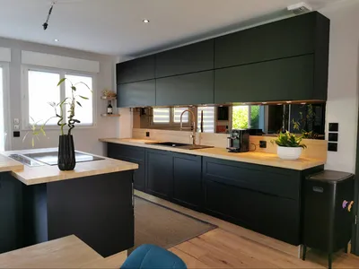 Cuisine après la pose pour facades et placards en NE81 et plan de travail en effet bois texturé en CT19
