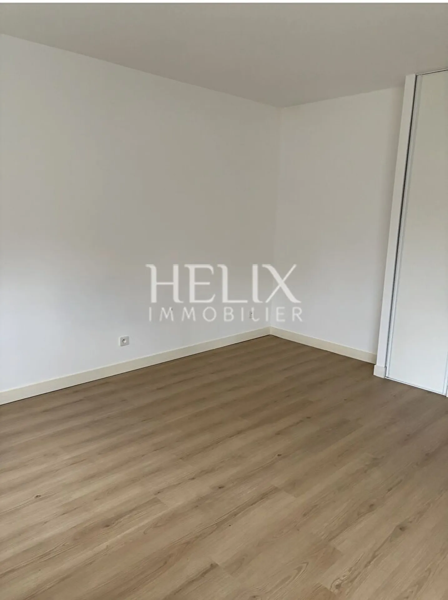 Poissy à VENDRE Studio avec balcon, parking et cave 