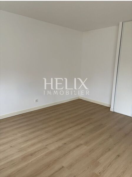 Poissy à VENDRE Studio avec balcon, parking et cave 