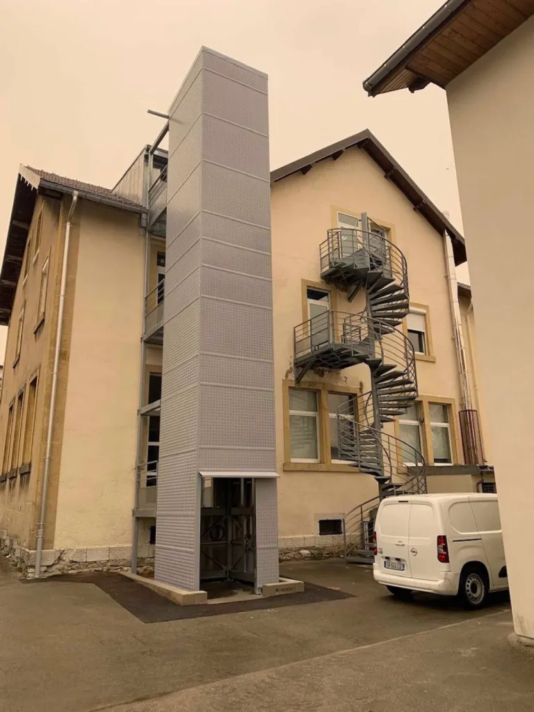 Installation en extérieur d'un élévateur vertical électrique 3 niveaux avec portes telescopiques et course de 9 mètres en Avignon