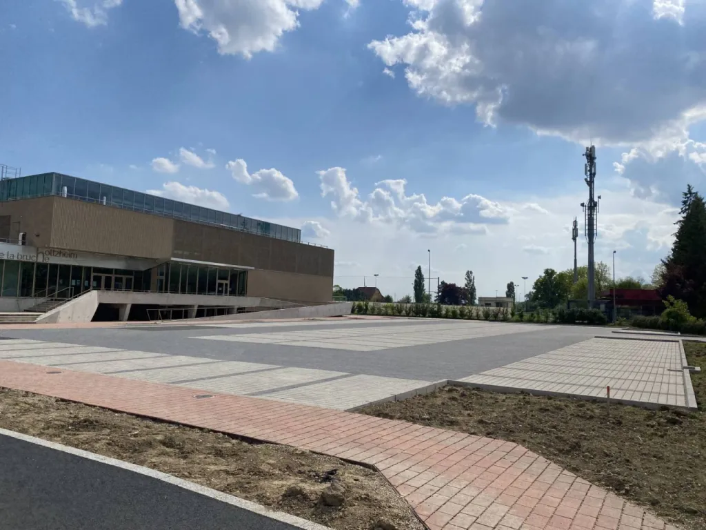 Parking en pavé du gymnase sportif de la ville de Holtzheim située près de Strasbourg CLK 