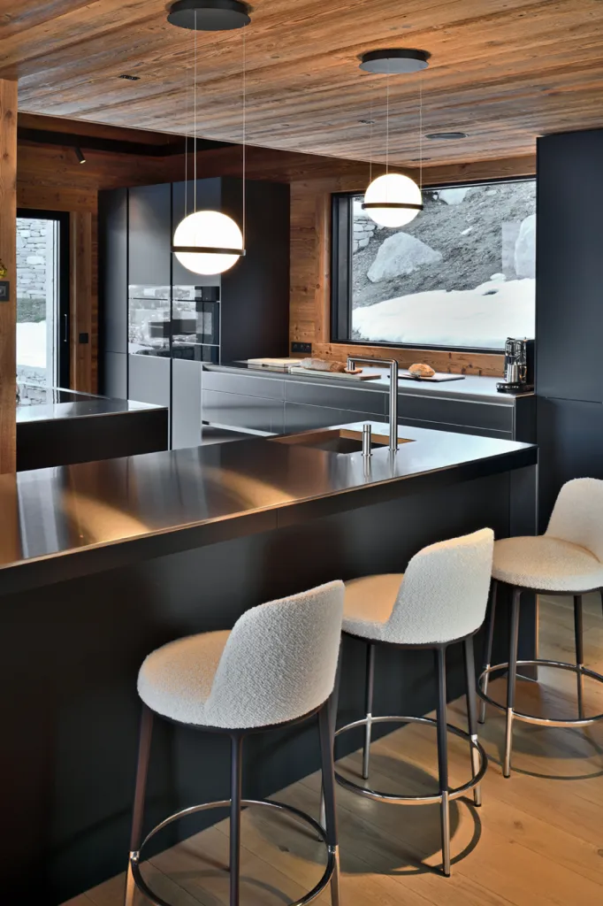 Réalisation d'une cuisine moderne sur mesure en bois et inox dans un chalet haut de gamme à Chamonix-Mont-Blanc