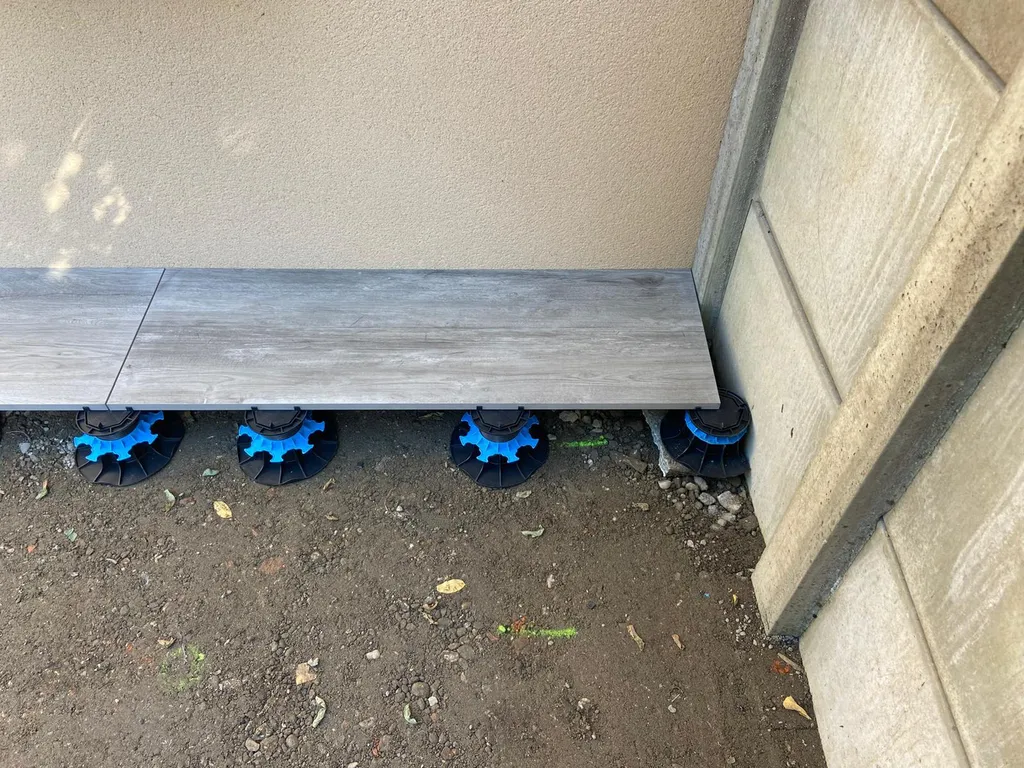 Réalisation d'une terrasse drainante avec pose de carreaux sur plots à Hourtin-Lac, en réaménageant tout l'espace extérieur.