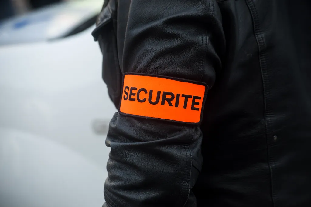 Présence humaine dissuasive : agents de sécurité visibles pour prévenir intrusions, dégradations et incidents sur site public à Martigues