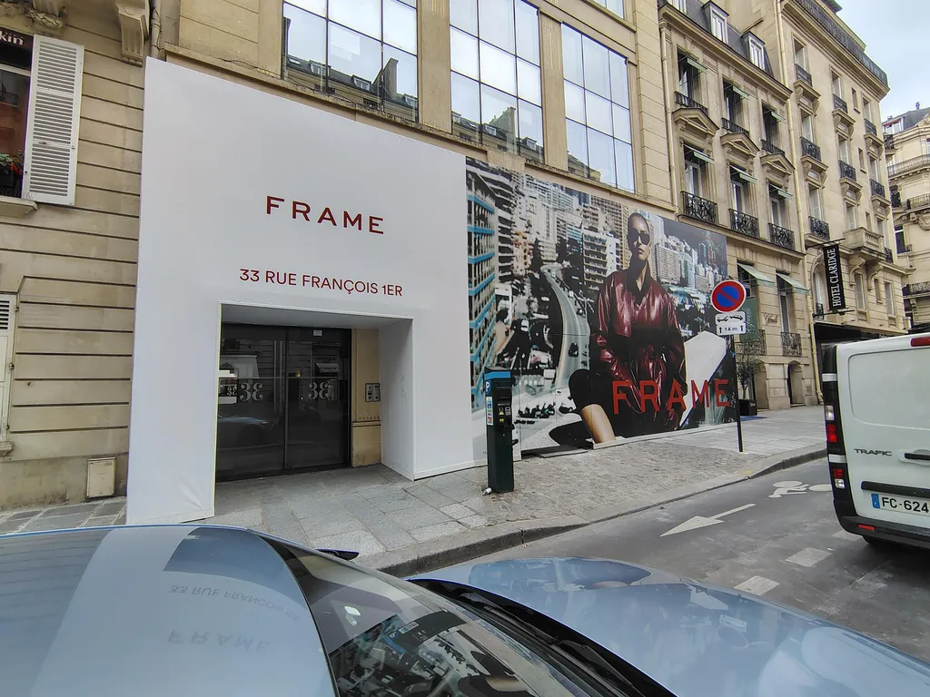 Habillage de la palissade de la boutique FRAME à PAris 8