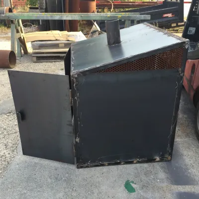 FABRICATION CAISSON METALLIQUE SUR MESURE AVEC PORTES ET CHARNIERES REHAUSSE EN METAL DEPLOYE A MARTIGUES 13