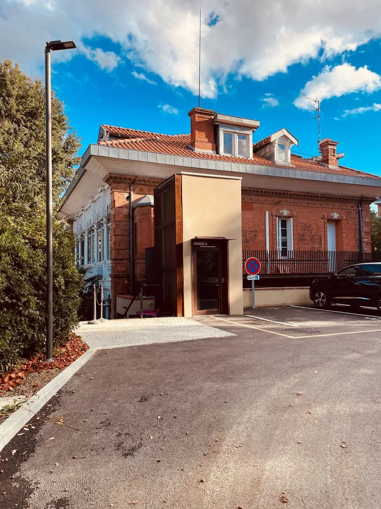 Création d'un accès par monte-charge pour personnes à mobilité réduite pour un restaurant gastronomique à Toulouse