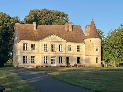 A vendre PAYS d’AUGE du CALVADOS : Château en pierres des XV et XVIII siècles entre LISIEUX (14100) et ORBEC (14290)