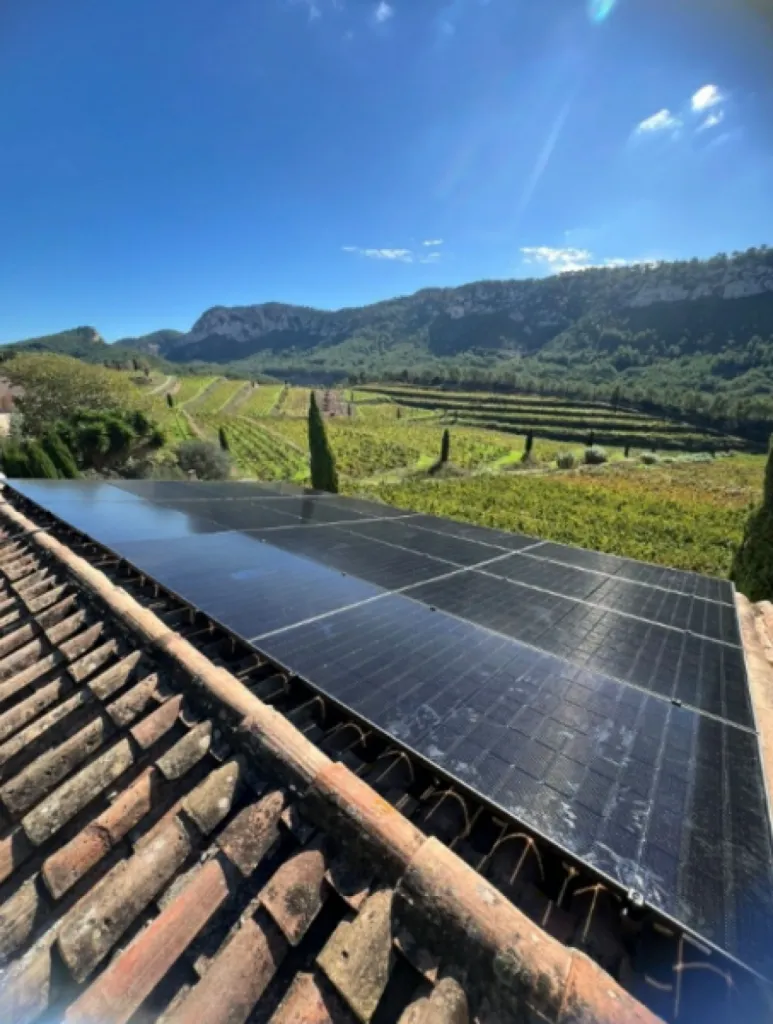 Installation de panneaux solaires photovoltaïque raccordés à une batterie de stockage Au Beausset