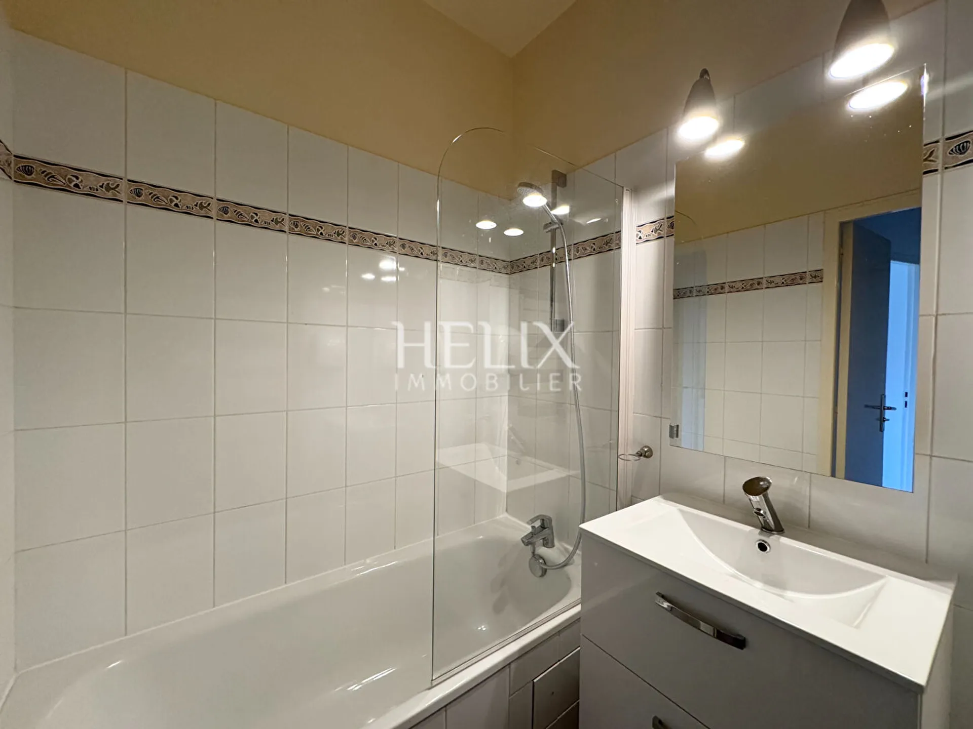 A louer à Saint Germain en Laye, un bel appartement en duplex 1er et 2 ème étage d'un immeuble bien entretenu.