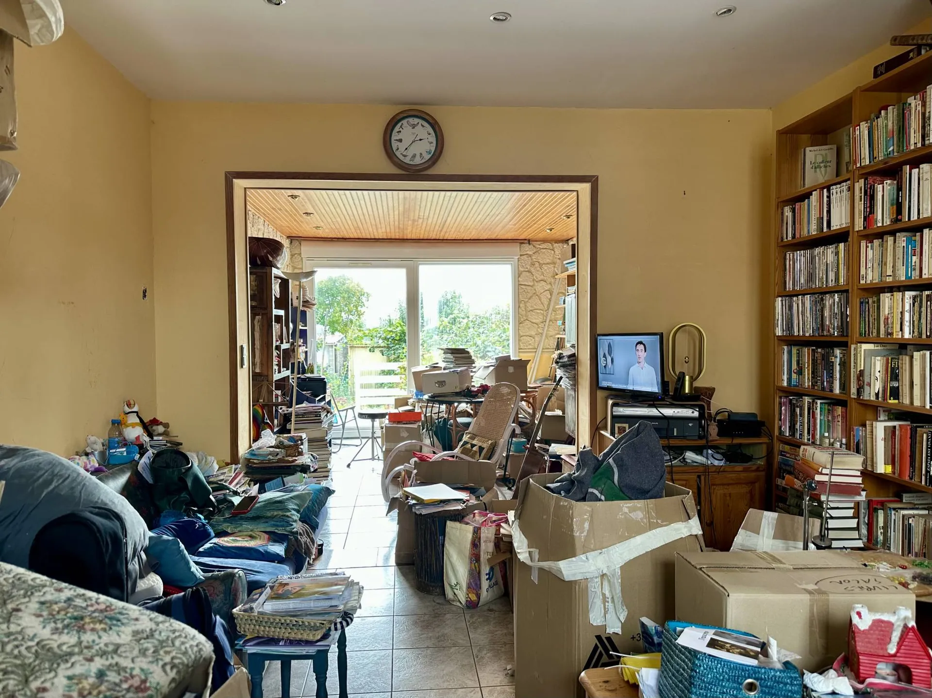 A vendre maison en briques d'une superficie de 80m² avec 2 chambres.