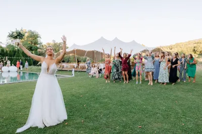 Mariage chic et magique sous une tente nomade dans le jardin d'un Château avec piscine dans le Lubéron