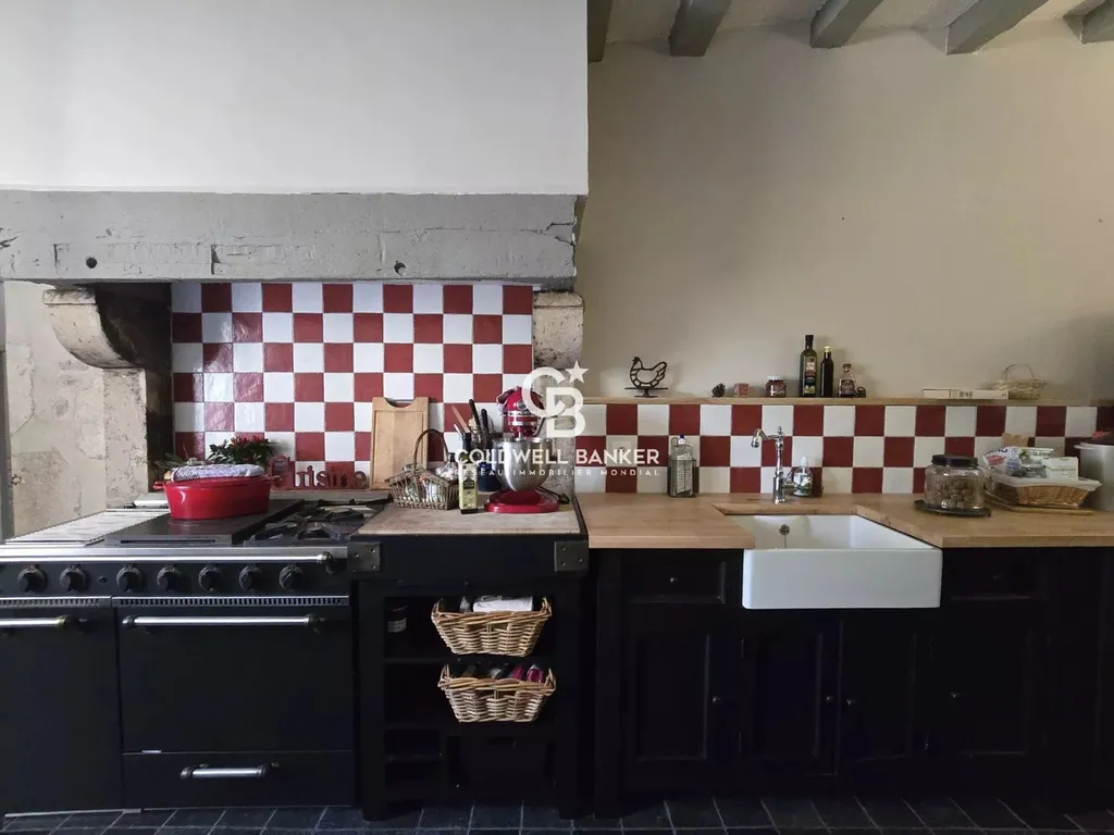 Habiter dans une maison ancienne rénovée avec poutres et tomettes