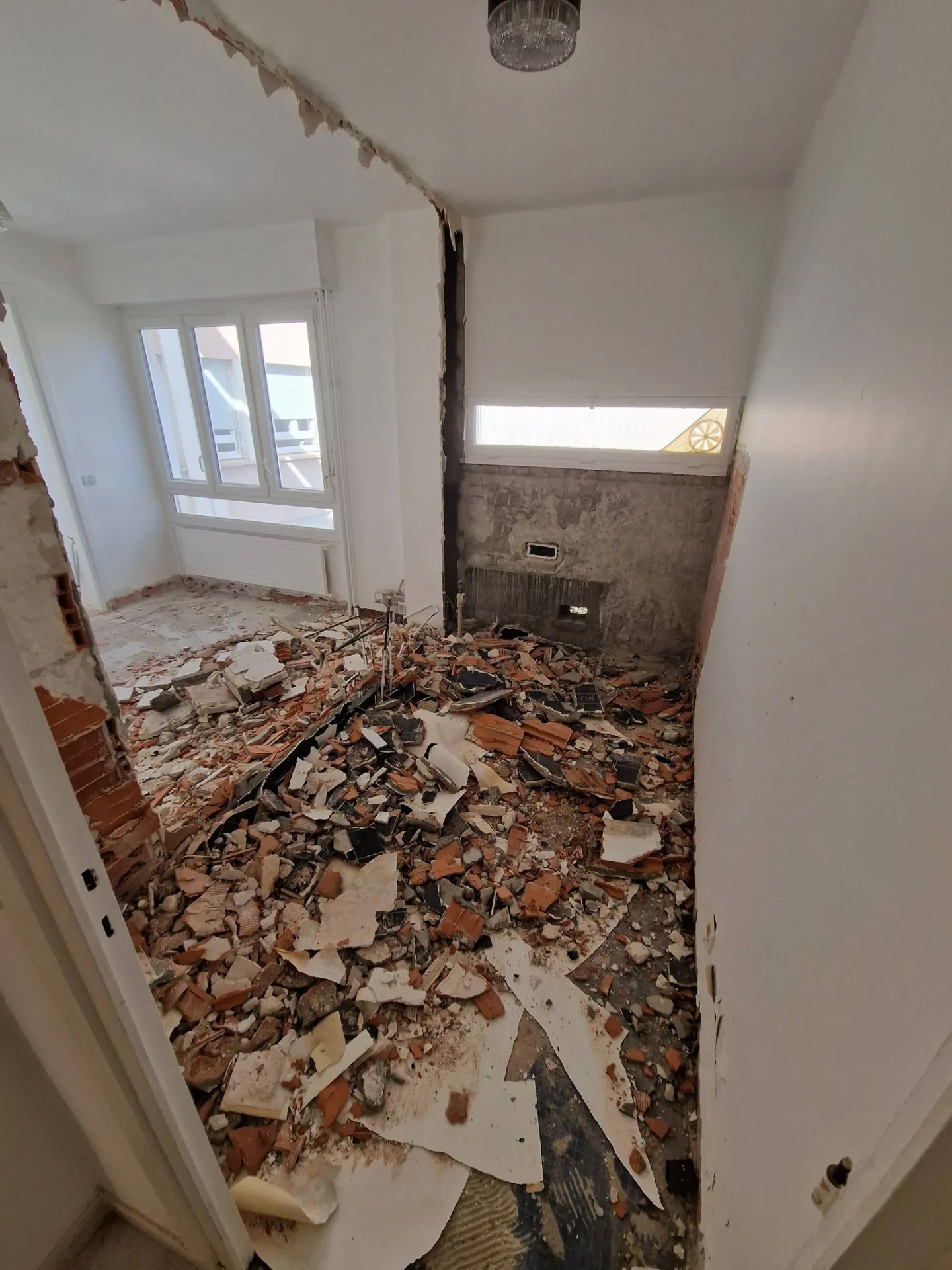 Réfection de la cloison en brique cuisine/salle de bain lors de la rénovation complète d'une salle de bain à Lyon