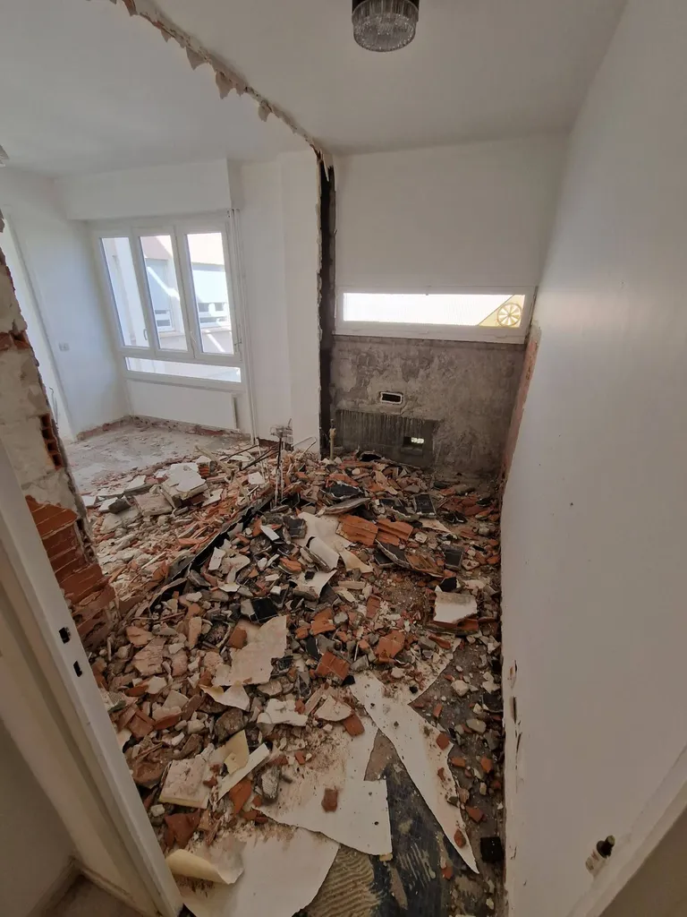 Réfection de la cloison en brique cuisine/salle de bain lors de la rénovation complète d'une salle de bain à Lyon