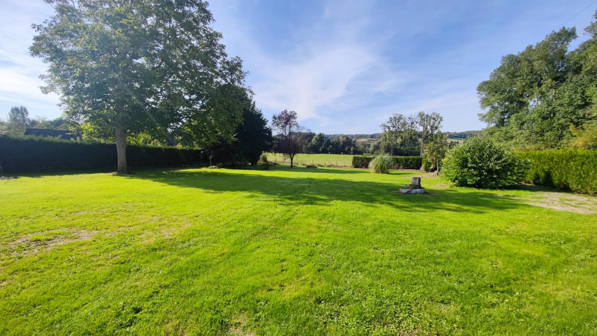 Longère de 135 m² habitables, bâtie sur un terrain de 2688 m² paysagé et clos.