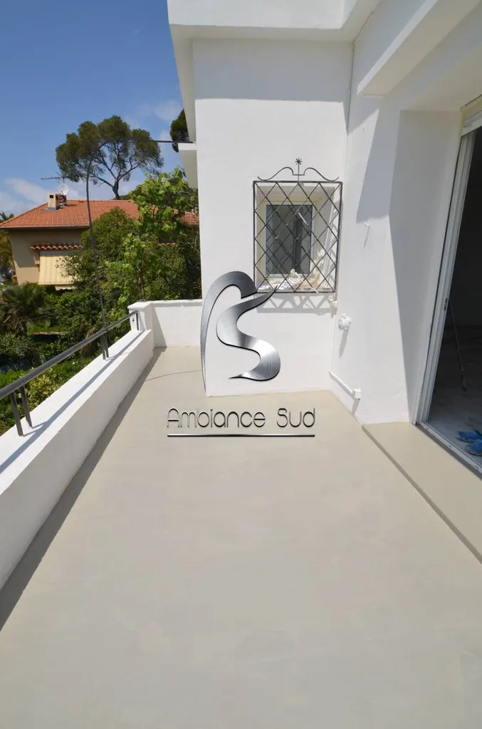 Revêtement en béton ciré taloché sur du carrelage à Antibes