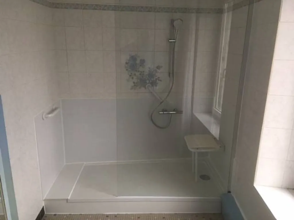 Remplacement baignoire par douche sénior sécurisée à Uzès, Gard (30)