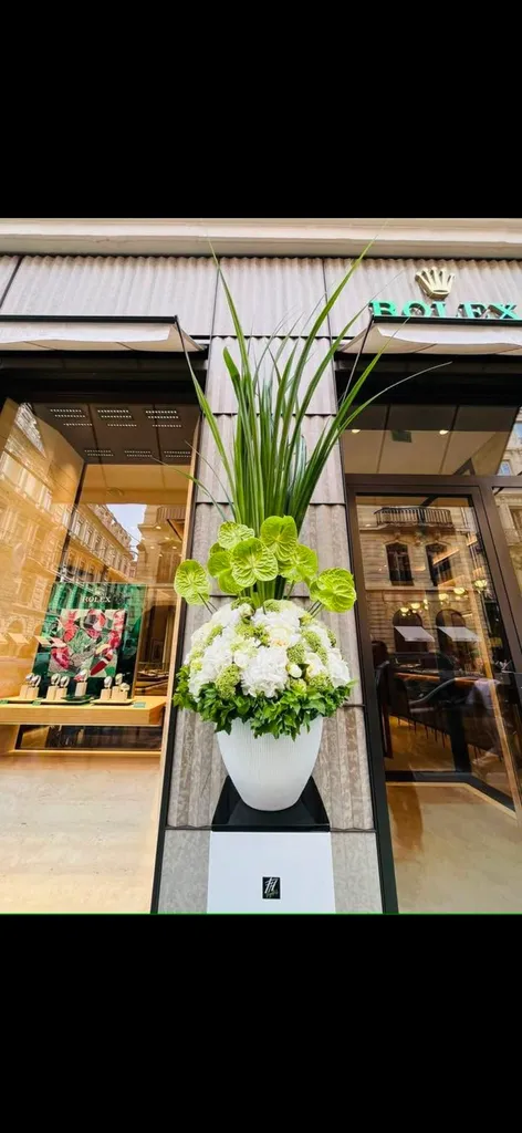 Remplacement du bouquet de fleurs à l'entrée d'un magasin de façon hebdomadaire pour toujours avoir des fleurs fraîches à Lyon