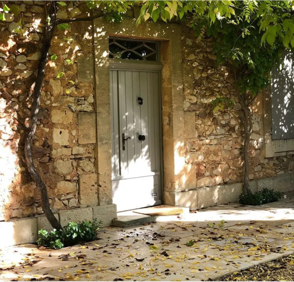 Restauration de qualité à Roussillon pour un bastidon de hameau de charme