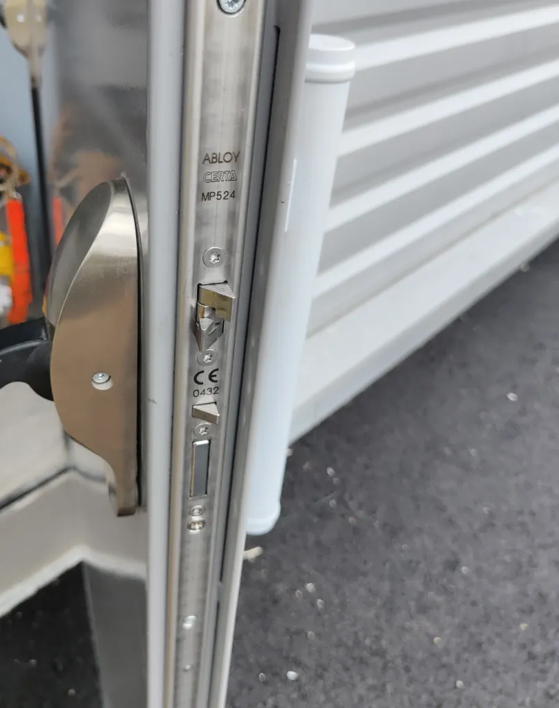 Installation d’un système de contrôle d’accès Alcea sur un site industriel à Montluel avec installation de lecteur, serrurerie, borne et étrier de protection galva