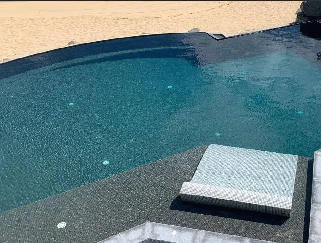 UNE PISCINE GRIS ANTHRACITE - MOSAÏQUE PHYLLITE