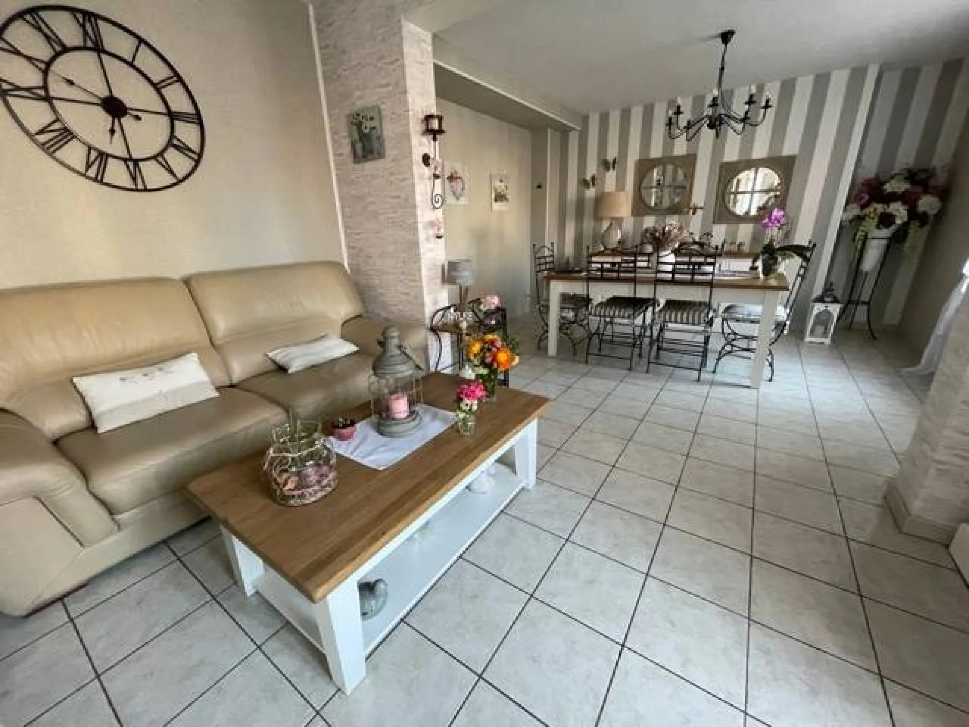 A acheter ensemble immobilier avec un immeuble de 3 appartements, une maison et 8 garages sur un terrain de 700m² sur la commune de CAUDEBEC LES ELBEUF 76320