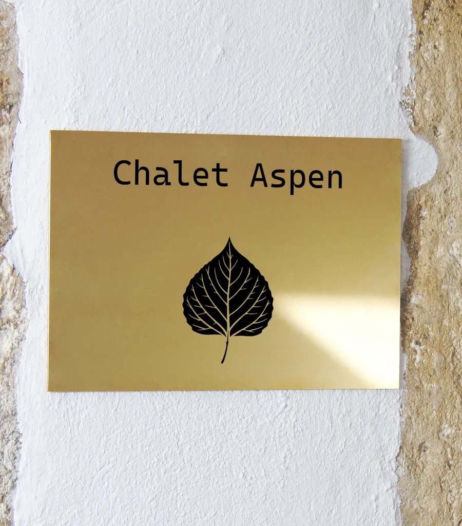 Plaque Gravée en Laiton : L’Élégance Intemporelle à Aubagne, Marseille et ses alentours