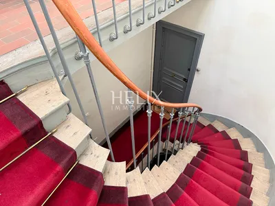 Rue de Lorraine à Saint Germain en Laye Superbe appartement traversant de 66,23 M2, extrêmement lumineux et disposant de vues dégagées, situé au 3ème étage d'un immeuble ancien.