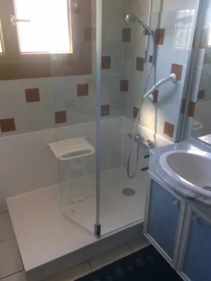 Remplacement baignoire par douche senior sécurisée Saint Maximin La Sainte Baume Var (83)
