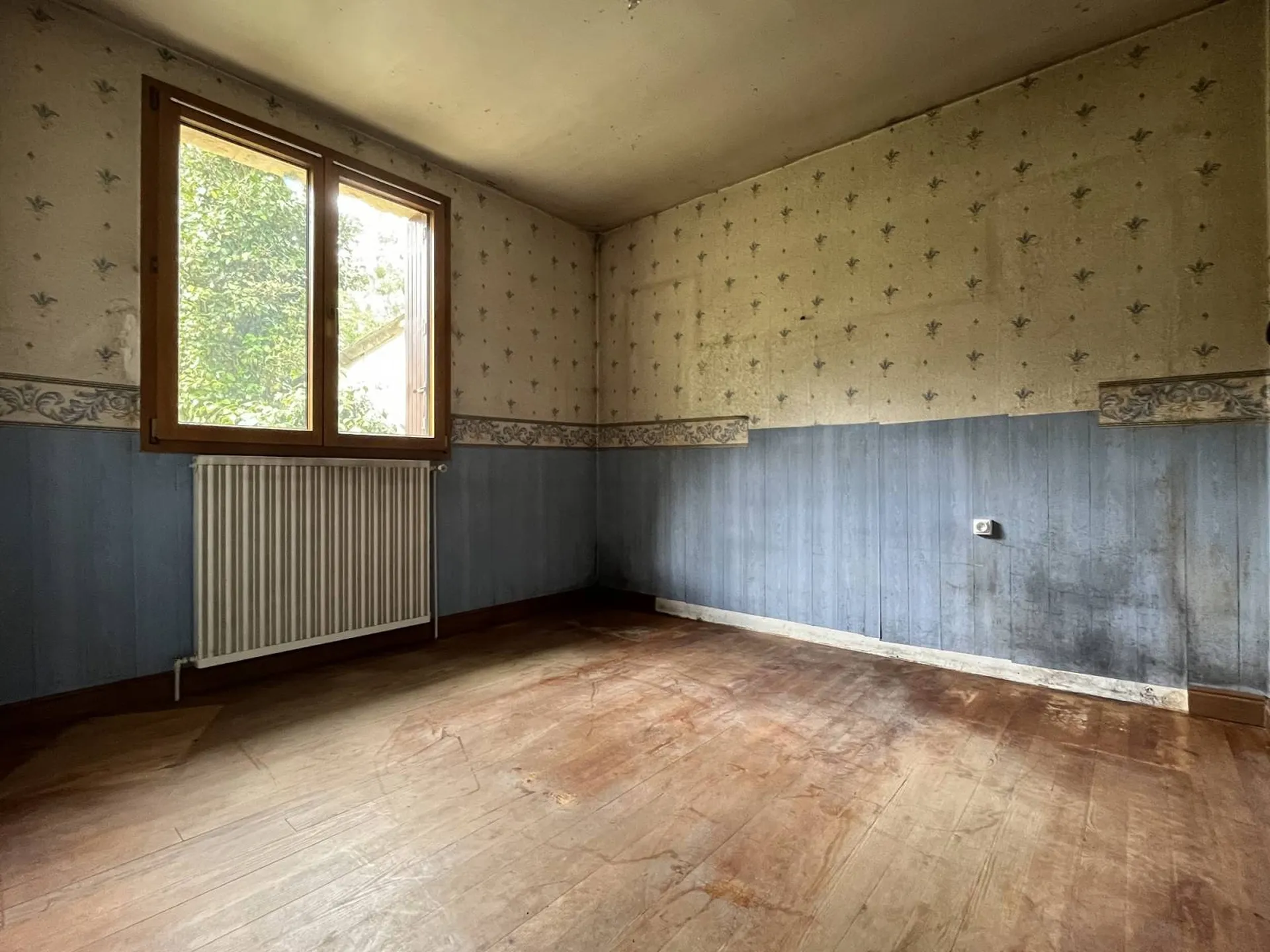 Maison individuelle de 1967 - Environ 2768m²  de terrain - Sous-sol complet