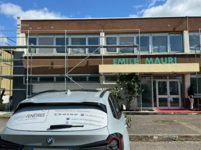 Pose de menuiseries aluminium avec stores toile intérieurs + porte d'accès dans un bâtiment industriel à Vaulx-en-Velin près de Lyon