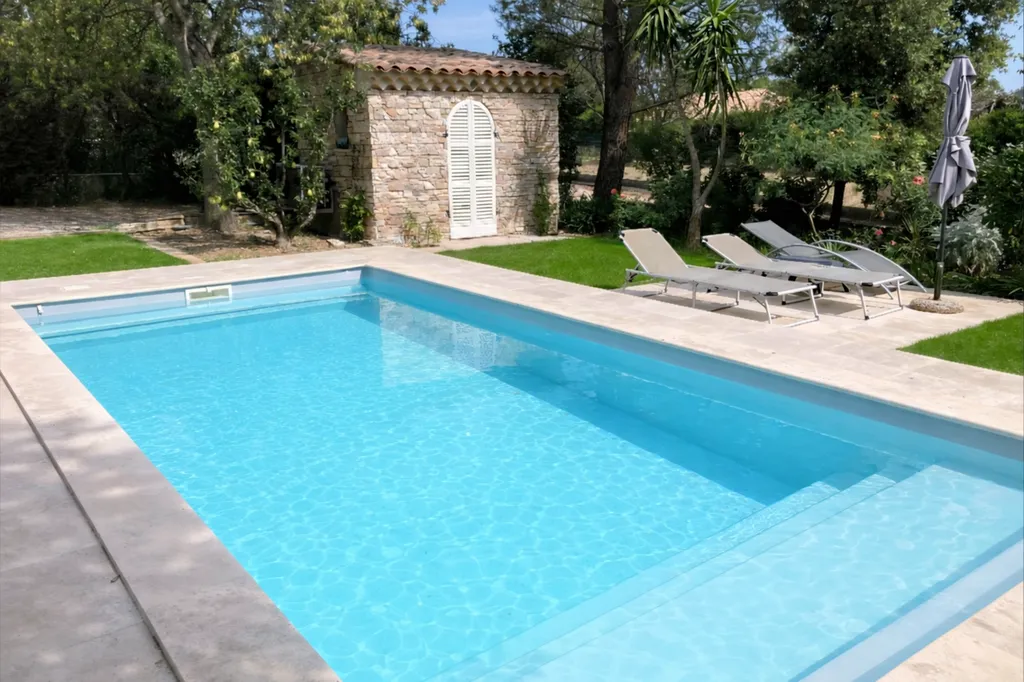 Remplacement d'une piscine béton par une piscine coque modèle THILIA