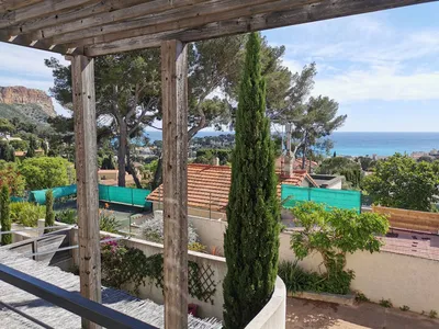 Appartement T1/2 Cassis en duplex avec balcon vue mer et garage dans résidence récente proche centre 