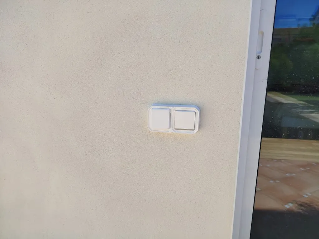 Prise etanche et interrupteurs eclaiarge piscine par infiny elec à Lattes