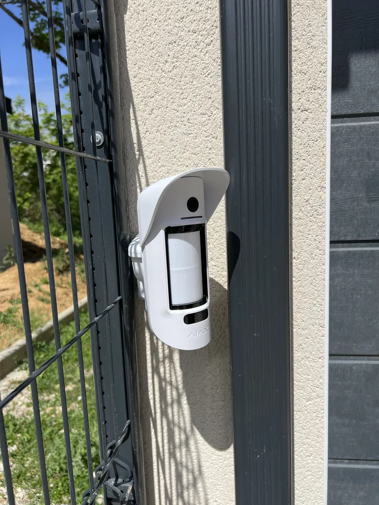 Installation de détecteurs-caméra d'extérieur AJAX motion Cam outdoor dans une villa à proximité de Lyon pour garantir une protection efficace de jour comme de nuit