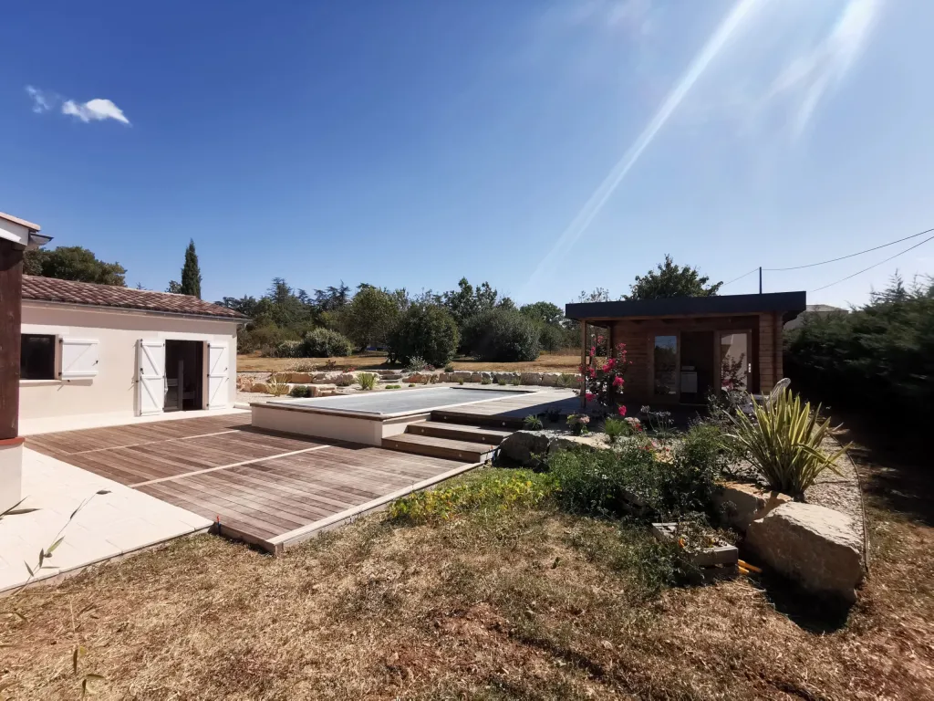 Construire un pool house en bois avec cuisine d’été et douche extérieure à Toulouse