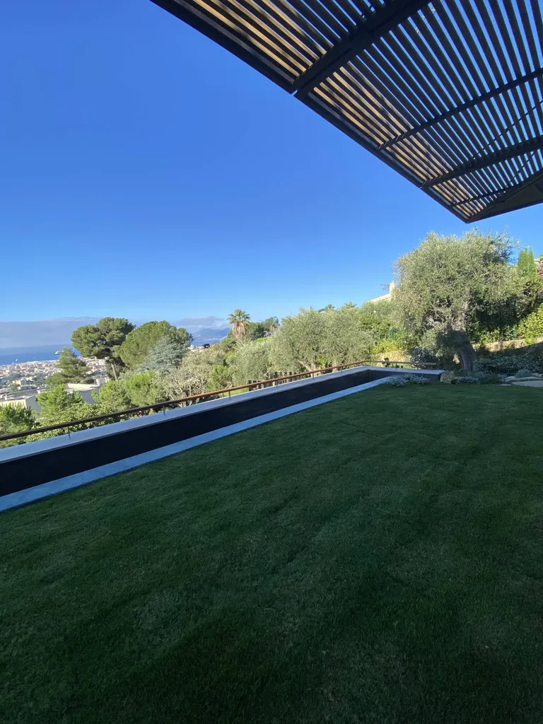 Margelles de piscine sur-mesure en marbre vert du Guatemala au Cannet