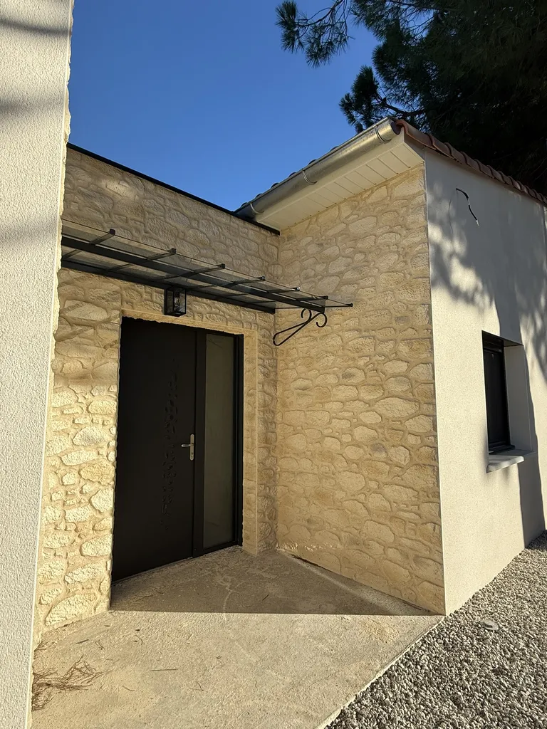 Façade et enduits imitation pierre fait main. Conseil et devis gratuit STONEO en Nord Ardèche. Qualité, prix et accompagnement.