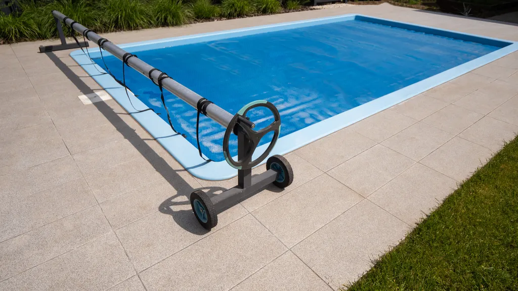 Bâche ou volet de piscine au Cap-Ferret : quelle solution choisir pour protéger efficacement votre bassin selon vos usages ?