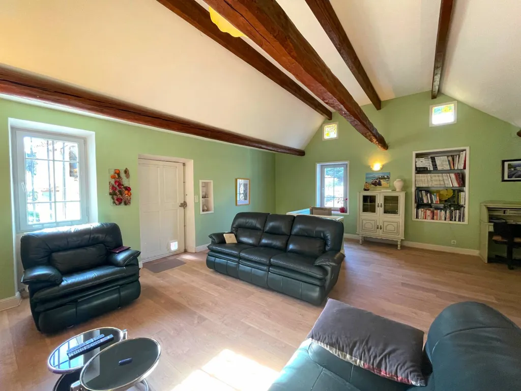 Ancienne ferme en pierre avec vue sur les vignes  à Entrechaux en Vaucluse  