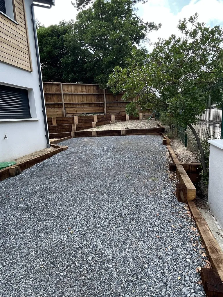 Création par votre paysagiste d'une retenue de sable avec des traverses en chêne à Mimizan