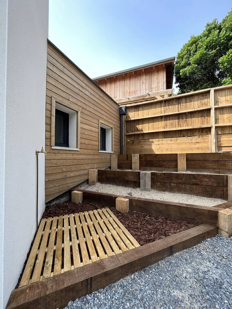 Réalisation de retenue de sable avec des traverses en chêne à Mimizan par votre paysagiste