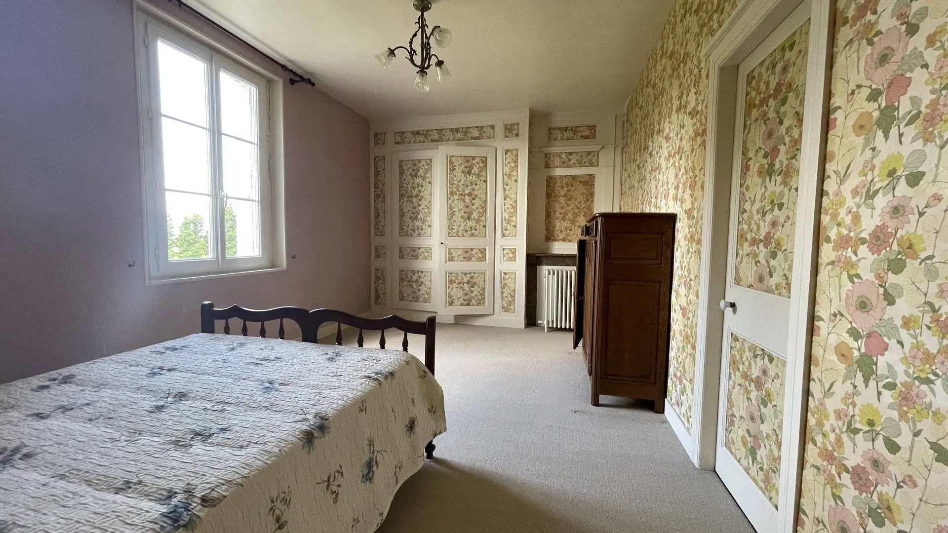 en Normandie** : Au premier étage, vous trouverez un palier desservant quatre chambres lumineuses ainsi qu'une salle de bain.