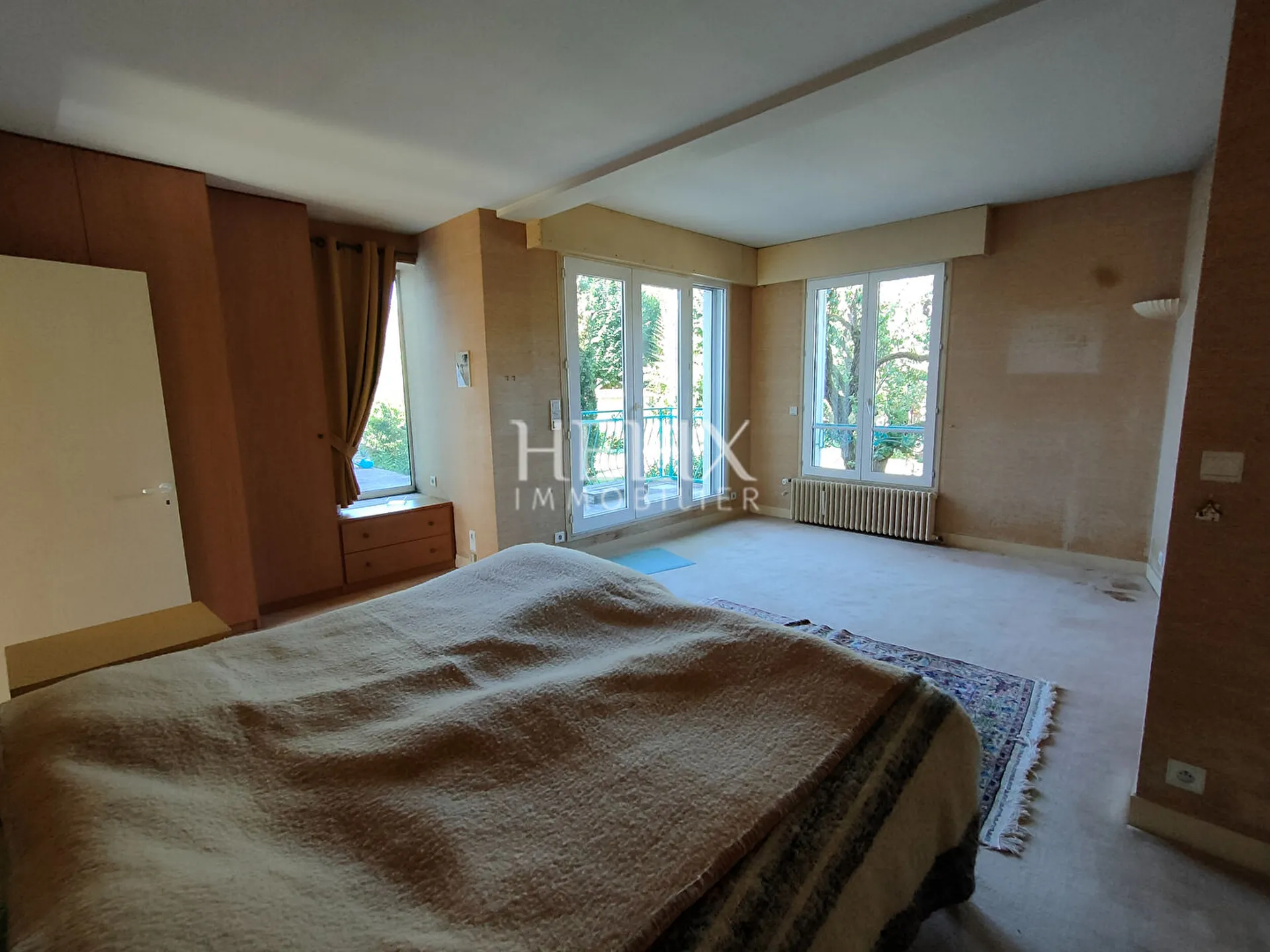 Maison familiale pleine de charme de 195m2 à rafraichir sur un beau terrain de 750m2 à 15mn à pieds de la gare de Maisons Laffitte comprenant un double séjour avec cheminée et 5 chambres.