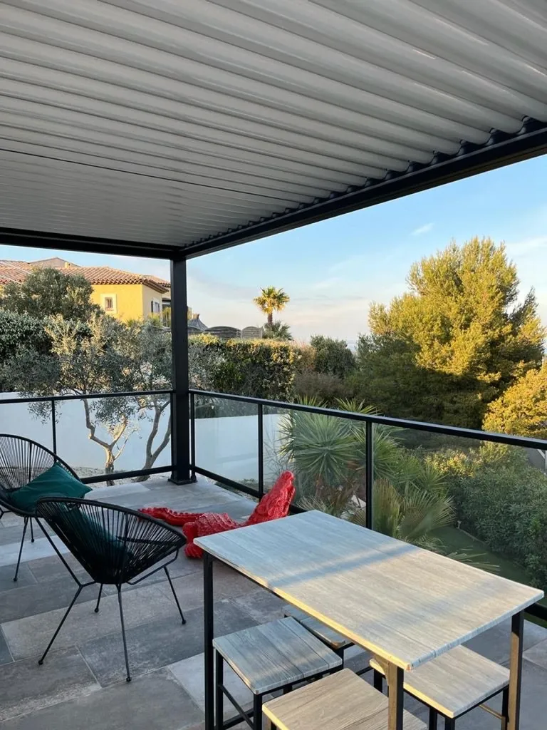 Pergola Bioclimatique IZI en Aluminium sur Martigues