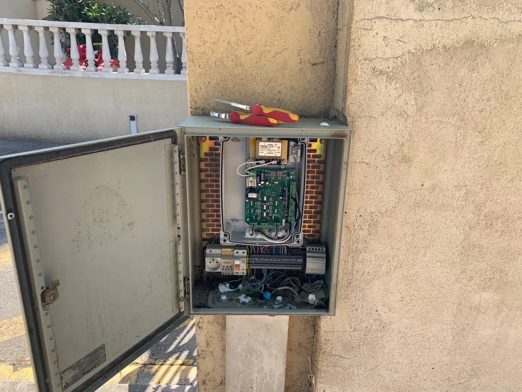 Changement d'un automatisme de portail battant Roger Technology à Marseille